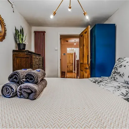 Pet-friendly Flat W/ Garden Patio & Smart Tv شقة