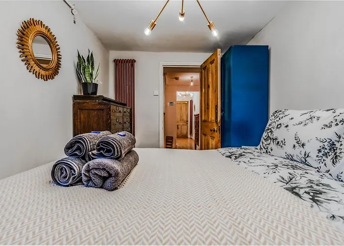 Pet-friendly Flat W/ Garden Patio & Smart Tv 아파트