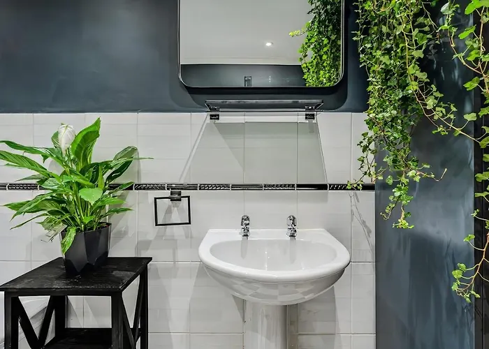 Pet-friendly Flat W/ Garden Patio & Smart Tv 아파트