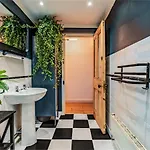 公寓 Pet-friendly Flat W/ Garden Patio & Smart Tv *