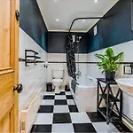 Pet-friendly Flat W/ Garden Patio & Smart Tv דירה *