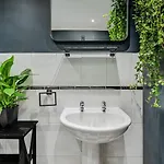Pet-friendly Flat W/ Garden Patio & Smart Tv 公寓