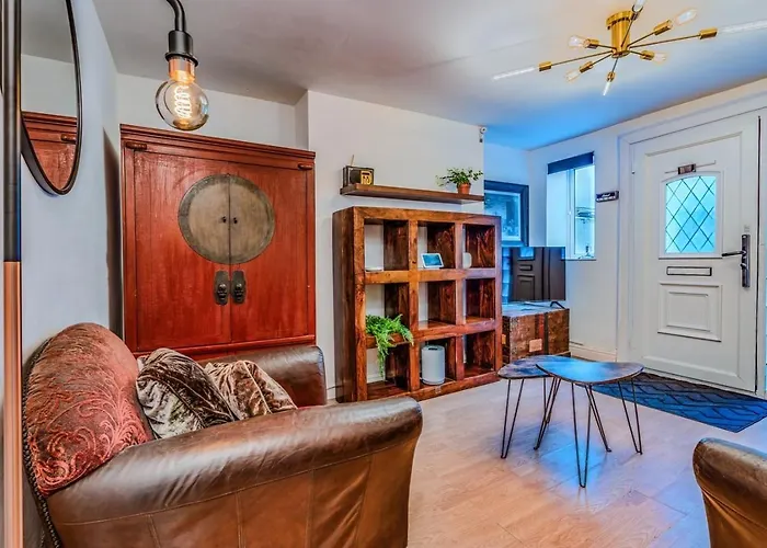 Pet-friendly Flat W/ Garden Patio & Smart Tv