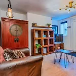Pet-friendly Flat W/ Garden Patio & Smart Tv