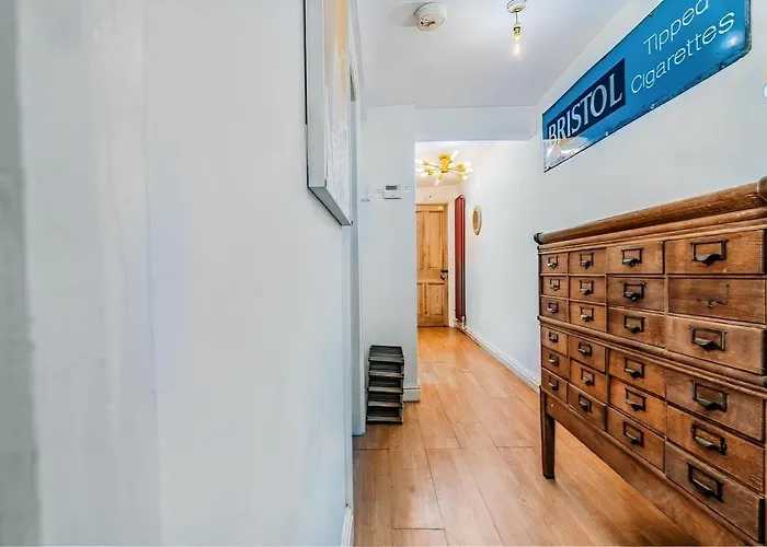 Apartment Pet-friendly Flat W/ Garden Patio & Smart Tv