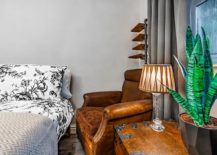 Apartment Pet-friendly Flat W/ Garden Patio & Smart Tv